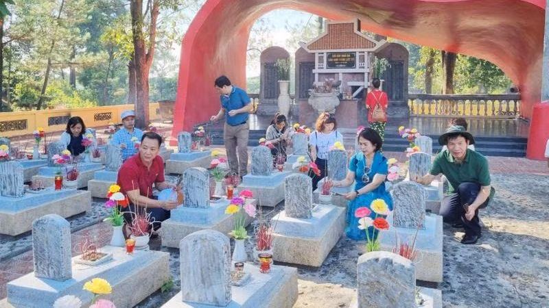 Thắp hương tại khu mộ liệt sĩ Hà Nội ở Nghĩa trang liệt sĩ quốc gia Trường Sơn. Thắp hương tại khu mộ liệt sĩ Hà Nội ở Nghĩa trang liệt sĩ quốc gia Trường Sơn.