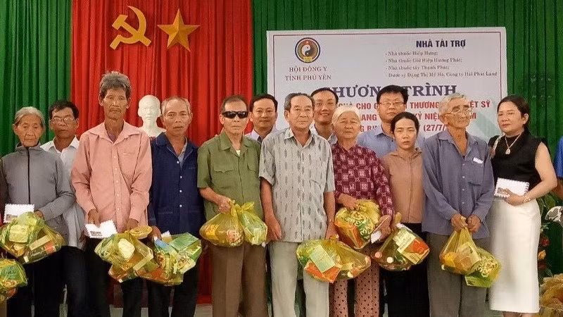 Tặng quà cho gia đình thương binh liệt sĩ xã Xuân Quang 1, huyện Đồng Xuân, Phú Yên.