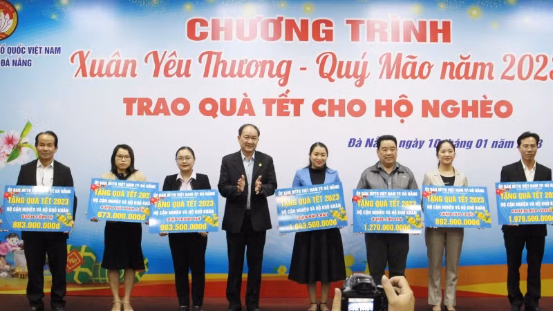 Phân bổ các suất quà Tết về các quận, huyện để trao cho hộ nghèo trên địa bàn.