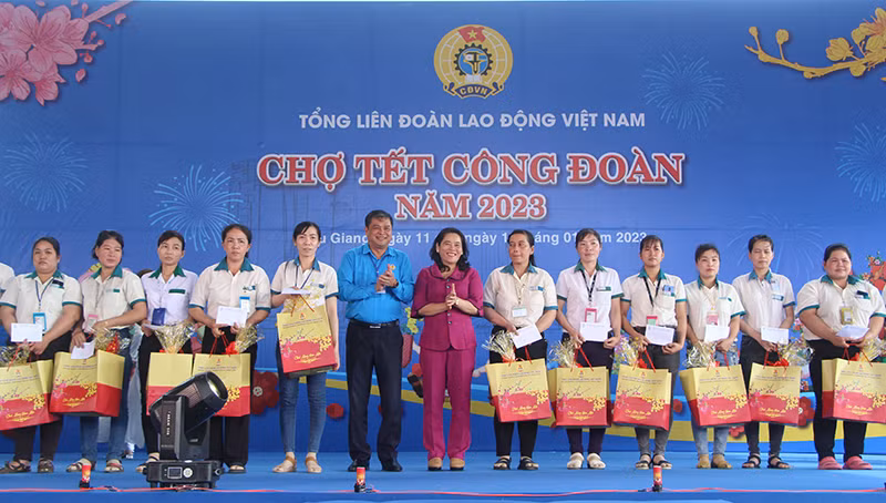 Tặng quà Tết cho cho đoàn viên, người lao động có hoàn cảnh khó khăn.