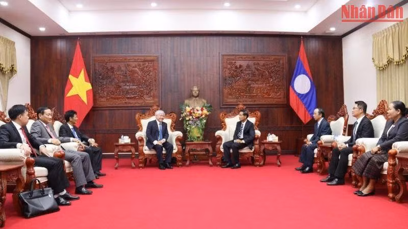 Chủ tịch Ủy ban Trung ương Mặt trận Lào Xây dựng đất nước Sinlavong Khoutphaythoune (phải) tiếp Đoàn đại biểu Ủy ban Mặt trận Tổ quốc Việt Nam. (Ảnh: Duy Toàn)