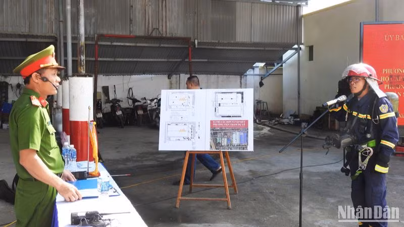 Các lực lượng được huy động tham gia phòng cháy, chữa cháy và cứu nạn, cứu hộ nhận nhiệm vụ do Ban tổ chức buổi diễn tập phân công. (Ảnh: NGUYỄN TRUNG)