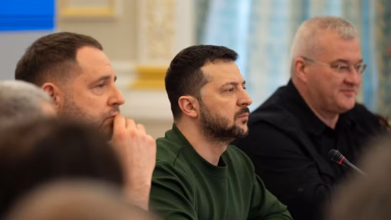 Tổng thống Ukraine Volodymyr Zelensky tại cuộc họp ở Kiev ngày 22/2/2024. (Ảnh: AFP/TTXVN)