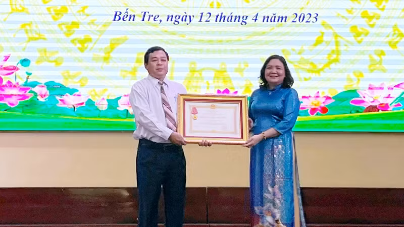 Phó Bí thư Thường trực Tỉnh ủy Bến Tre Hồ Thị Hoàng Yến trao Huân chương Lao động hạng Ba cho tập thể Ban Thi đua Khen thưởng (Sở Nội vụ tỉnh Bến Tre).