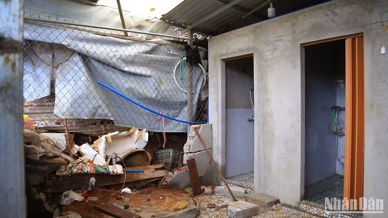 Do một khối đất lớn đã trượt xuống xô đổ bức tường công trình phụ phía sau nhà bà Phan Thị Quyết, tổ dân phố 9, phường Nghĩa Thành, thành phố Gia Nghĩa.