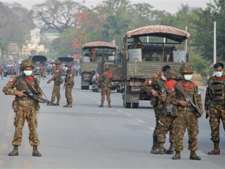 Binh sĩ gác trên đường phố tại Naypyidaw (Myanmar). (Ảnh: AFP/TTXVN)