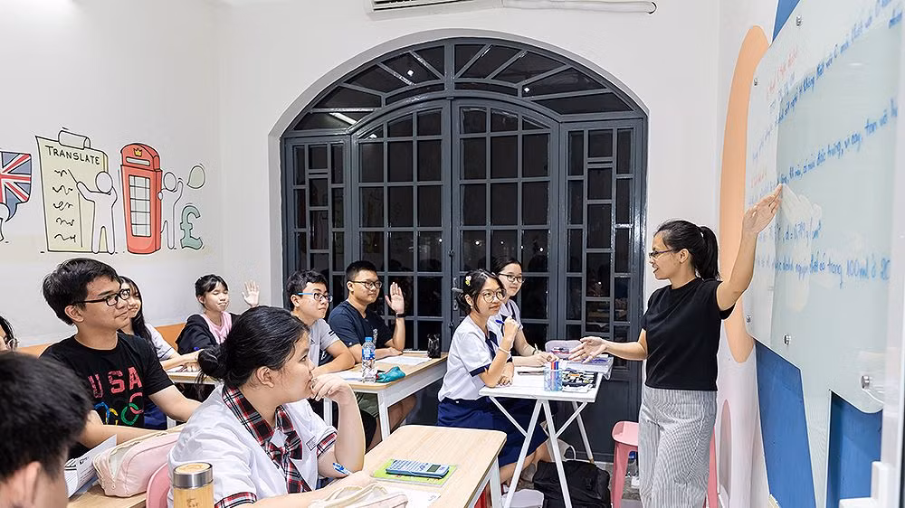 Chị Trần Lê Đăng Thoại say sưa giảng bài tại TTE thời điểm hiện tại.