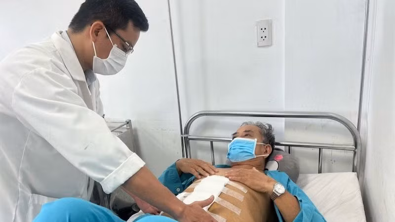 Bác sĩ thăm khám sức khỏe cho bệnh nhân sau phẫu thuật. (Ảnh: Bệnh viện Đà Nẵng cung cấp)