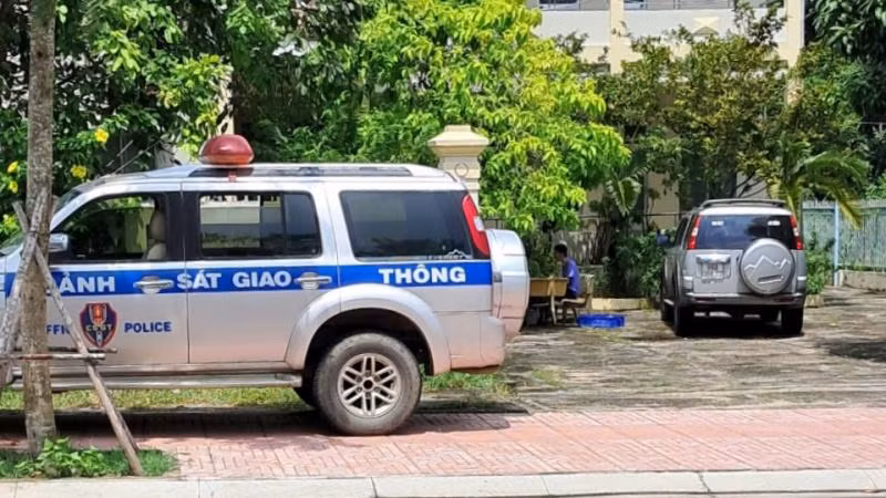 Các lực lượng chức năng tiến hành khám xét nơi làm việc của các đối tượng bị khởi tố, bắt tạm giam tại Đội Quản lý thị trường số 2.