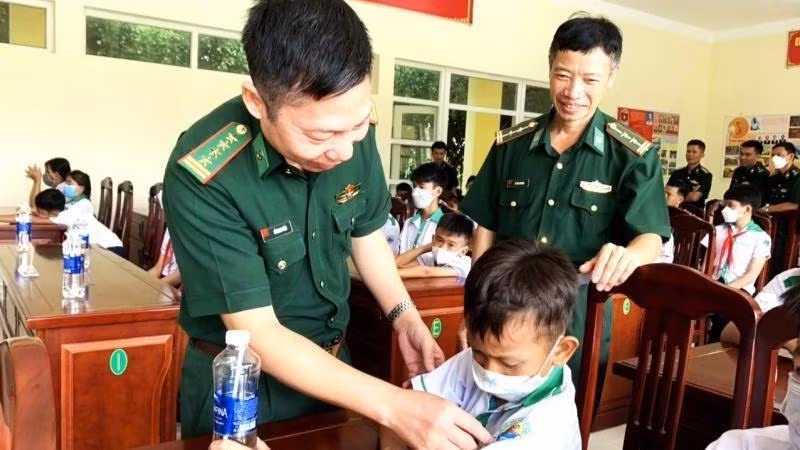 Đại tá Đỗ Quang Thấm, Phó Chính ủy Bộ Chỉ huy Bộ đội Biên phòng Đắk Lắk thăm hỏi các cháu “Con nuôi Đồn biên phòng” tham dự chương trình.