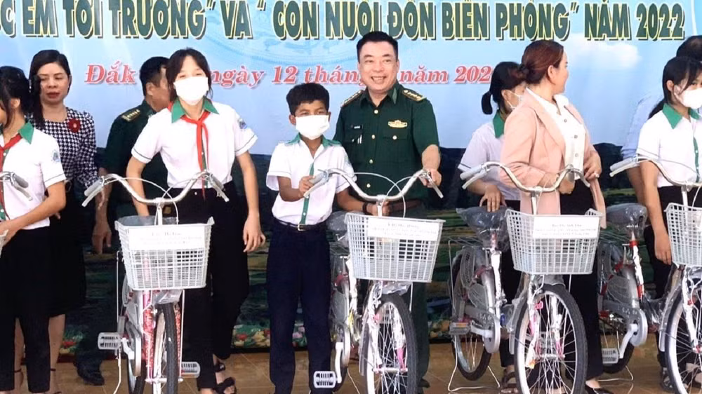 Đại tá Đào Viết Hùng, Chỉ huy trưởng Bộ Chỉ huy Bộ đội Biên phòng tỉnh Đắk Lắk tặng xe đạp cho các em học sinh thuộc Chương trình “Nâng bước em tới trường-Con nuôi đồn Biên phòng”.