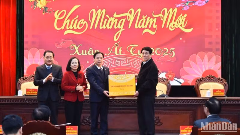 Chủ tịch nước chúc Tết, tặng quà tỉnh Lạng Sơn. (Ảnh: Thủy Nguyên)