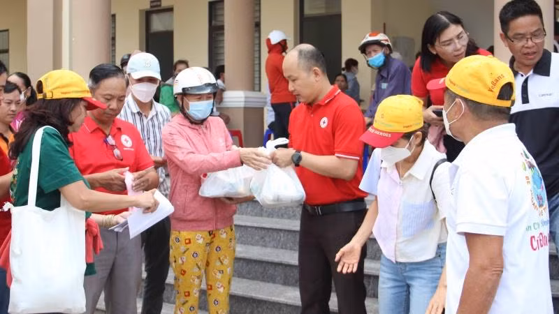 Trao các phần quà cho người dân xã Hòa Nhơn.