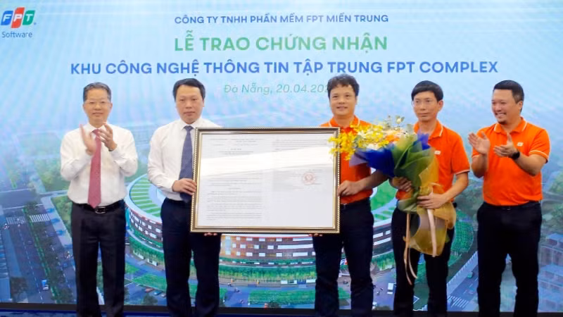 Bí thư Thành ủy Đà Nẵng Nguyễn Văn Quảng và Thứ trưởng Thông tin và Truyền thông Nguyễn Huy Dũng trao Quyết định cho ông Nguyễn Văn Khoa, Tổng Giám đốc FPT.
