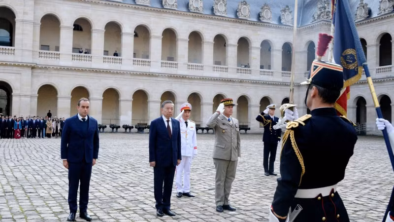 Lễ đón chính thức Tổng Bí thư, Chủ tịch nước Tô Lâm cùng Đoàn đại biểu cấp cao Việt Nam thăm chính thức Cộng hòa Pháp diễn ra trọng thể tại Điện Invalides, thủ đô Paris.