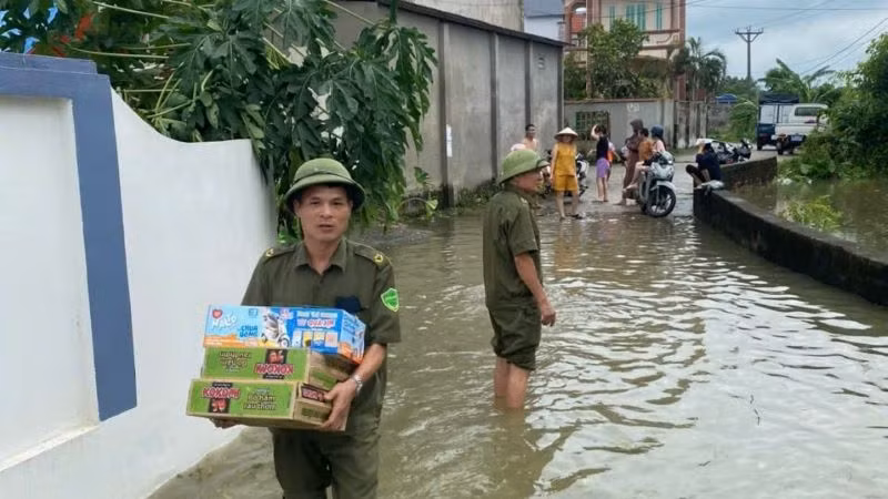 Tiếp tế lương thực, thực phẩm cho nhân dân huyện Chương Mỹ.