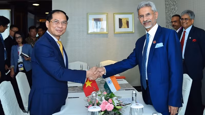 Bộ trưởng Ngoại giao Bùi Thanh Sơn và Bộ trưởng Ngoại giao Ấn Độ Subrahmanyam Jaishankar tại cuộc gặp song phương bên lề Hội nghị Bộ trưởng Ngoại giao ASEAN lần thứ 56.