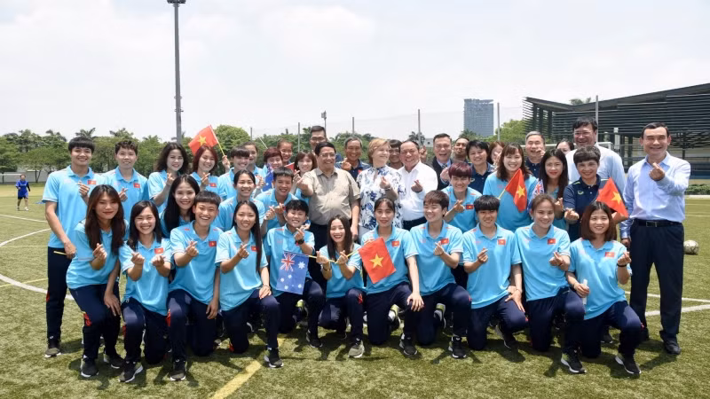 Thủ tướng Phạm Minh Chính với ban huấn luyện và các cầu thủ đội bóng đá nữ Việt Nam.