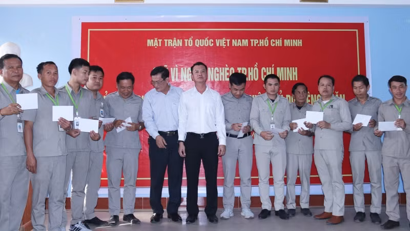 Trao quà hỗ trợ giáo viên Trường song ngữ Lào-Việt Nam Nguyễn Du. (Ảnh: Hải Tiến)