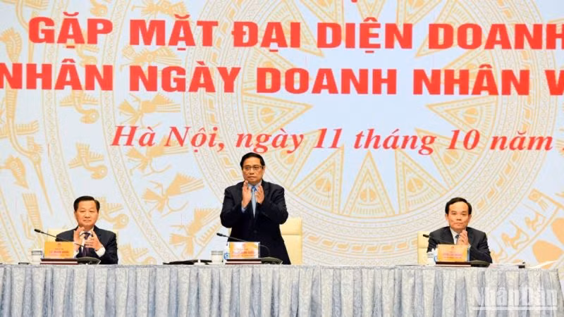 Thủ tướng Phạm Minh Chính cùng các Phó Thủ tướng Lê Minh Khái, Trần Lưu Quang dự buổi gặp mặt của Thường trực Chính phủ với đại diện doanh nhân Việt Nam.