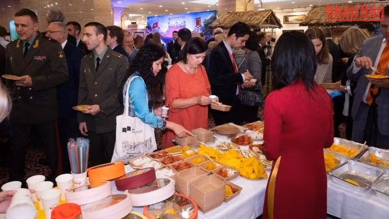 Thưởng thức sản vật Việt Nam. (Ảnh: Thanh Thể)