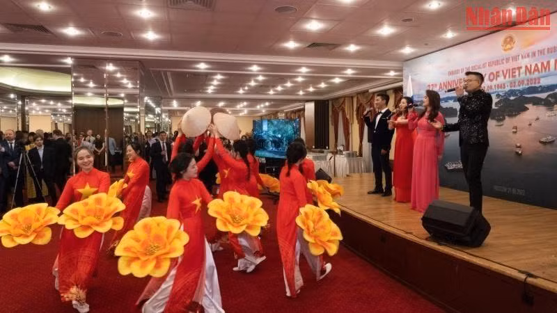 Tiết mục múa hát trong chương trình. (Ảnh: Thanh Thể)