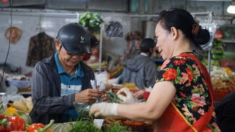 Giá rau xanh tại chợ tăng hơn so ngày thường.