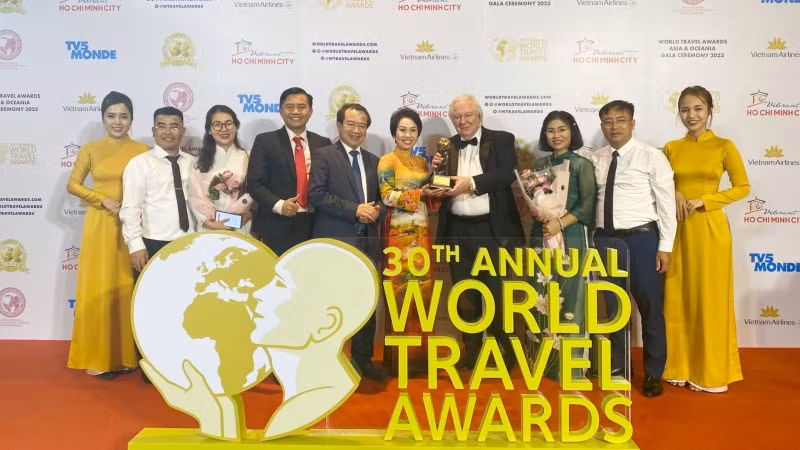 Đại diện Sở Văn hóa, Thể thao và Du lịch tỉnh Hà Giang nhận giải thưởng tại Lễ trao giải vừa qua. (Ảnh: BTC cung cấp)