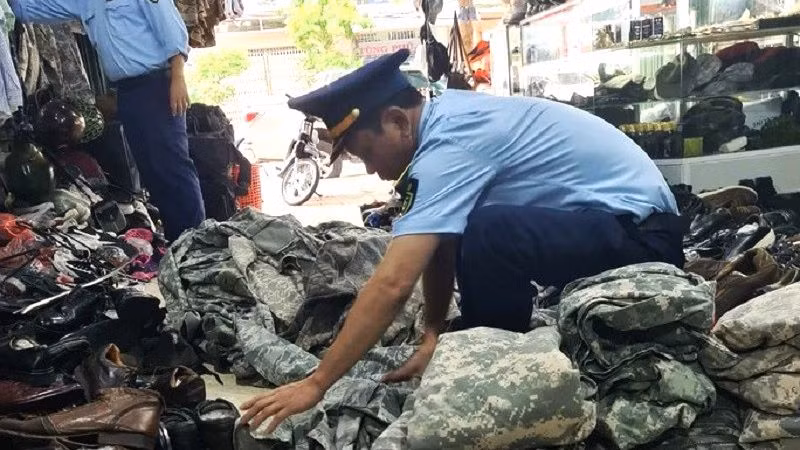 Lực lượng Quản lý thị trường tỉnh Đắk Lắk kiểm tra, phát hiện một số hộ kinh doanh quần áo rằn ri, quân phục không rõ nguồn gốc, xuất xứ. 
