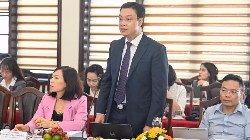 Phó Giám đốc Học viên Báo chí và Tuyên truyền Trần Thanh Giang đặt câu hỏi với các chuyên gia tại buổi Hội thảo.