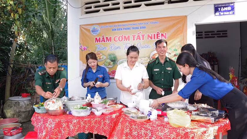 Cán bộ, chiến sĩ và đoàn viên thanh niên chuẩn bị bữa cơm tất niên nhà cụ Đức.