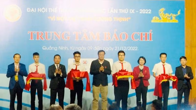 Các đại biểu cắt băng Khánh thành Trung tâm Báo chí.