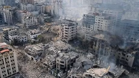 Những tòa nhà bị phá hủy sau các cuộc không kích của Israel xuống thành phố Gaza, ngày 10/10/2023. (Ảnh: AFP/TTXVN)