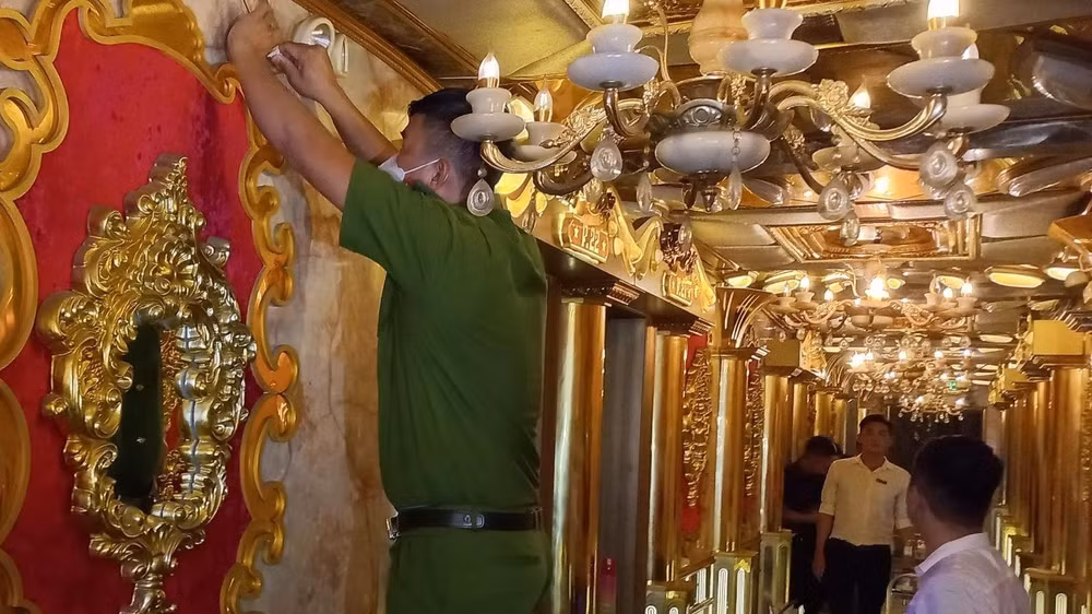 Công an thành phố Biên Hòa kiểm tra phòng cháy, chữa cháy tại một quán karaoke tại phường Thống Nhất.