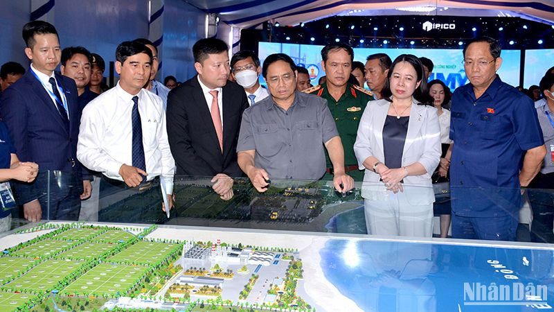 Thủ tướng Phạm Minh Chính cùng các đồng chí lãnh đạo Đảng, Nhà nước tại Khu Công nghiệp Sơn Mỹ I, huyện Hàm Tân, Bình Thuận. (Ảnh: Đình Châu)