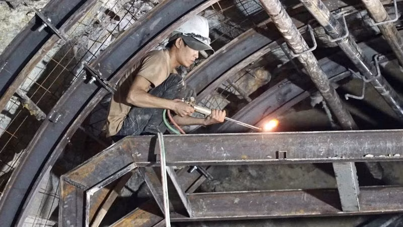 Hơn 200 công nhân cùng phương tiện hiện đại khắc phục sự cố hầm Bãi Gió.