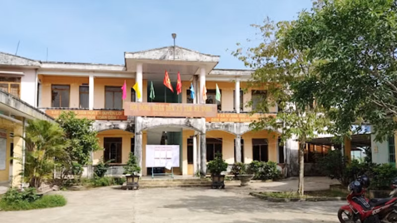 Trụ sở xã Tam Mỹ Đông, nơi có nhiều cán bộ bị kỷ luật liên quan đến xét, giao đất và cấp giấy chứng nhận quyền sử dụng đất trái quy định.