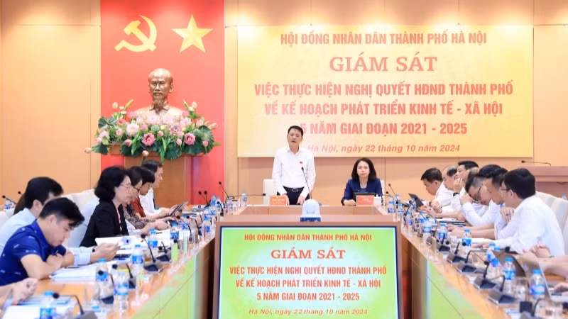 Đoàn giám sát của Hội đồng nhân dân thành phố làm việc với các sở ngành thuộc khối văn hóa-xã hội. (Ảnh: Lê Hải)
