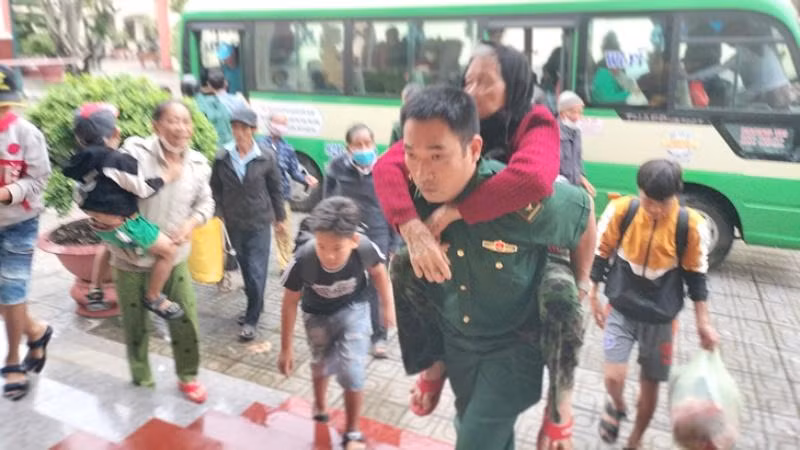 Lực lượng chức năng đưa người dân xã Tam Thanh đi tránh bão.