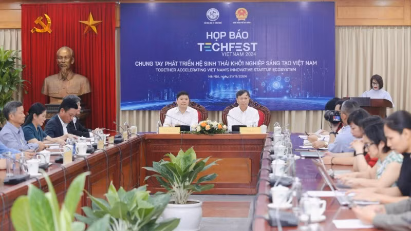 Các đại biểu tại cuộc họp báo.