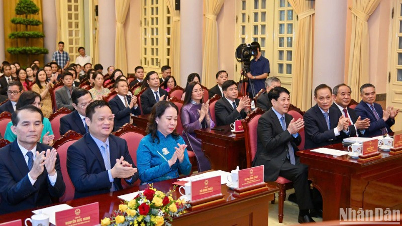 Các đại biểu tham dự buổi lễ. Các đại biểu tham dự buổi lễ.