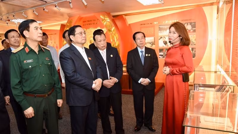 Thủ tướng Phạm Minh Chính và các đại biểu tham quan Phòng truyền thống.