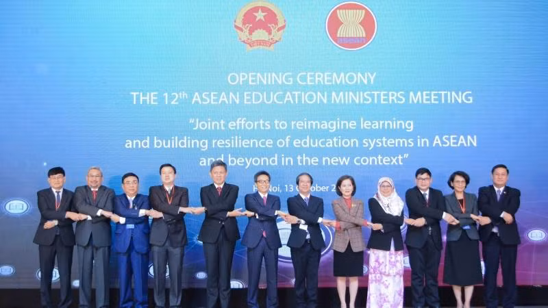 Phó Thủ tướng Chính phủ Vũ Đức Đam và các đại biểu chụp ảnh chung.