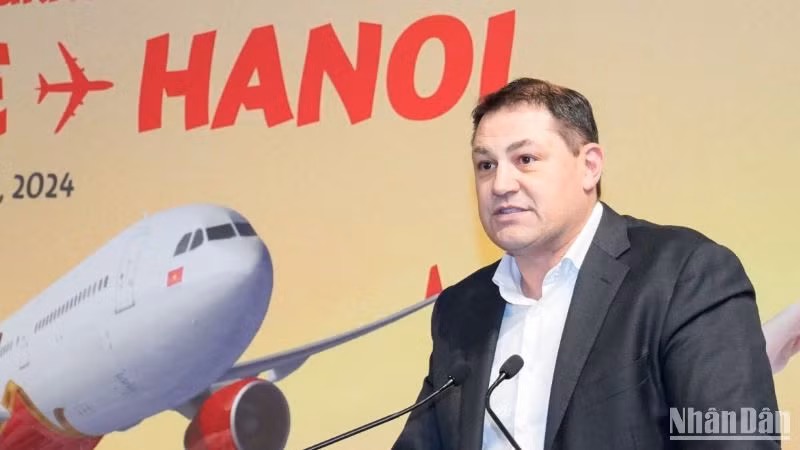 Ông Jim Parashos, Giám đốc Hàng không sân bay Melbourne.