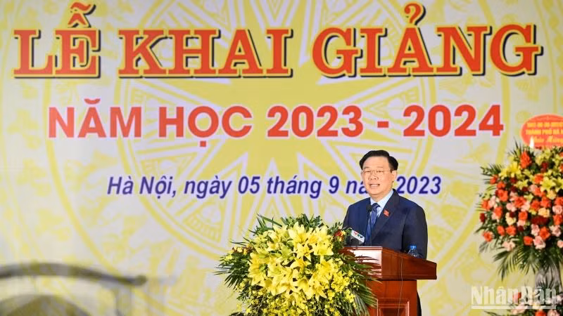 Chủ tịch Quốc hội Vương Đình Huệ phát biểu tại lễ khai giảng.