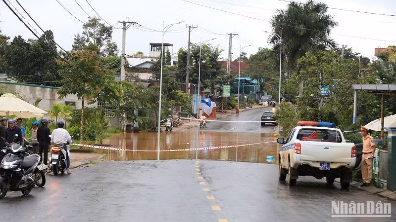 Lực lượng Cảnh sát giao thông Công an thành phố Gia Nghĩa chốt chặn tại một đoạn đường giao thông bị ngập lụt tại phường Nghĩa Tân, thành phố Gia Nghĩa, tỉnh Đắk Nông. Lực lượng Cảnh sát giao thông Công an thành phố Gia Nghĩa chốt chặn tại một đoạn đường giao thông bị ngập lụt tại phường Nghĩa Tân, thành phố Gia Nghĩa, tỉnh Đắk Nông.