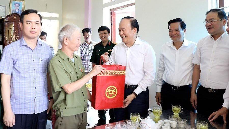 Chủ tịch Hội đồng nhân dân thành phố Hà Nội thăm, tặng quà gia đình thương binh dịp 27/7.