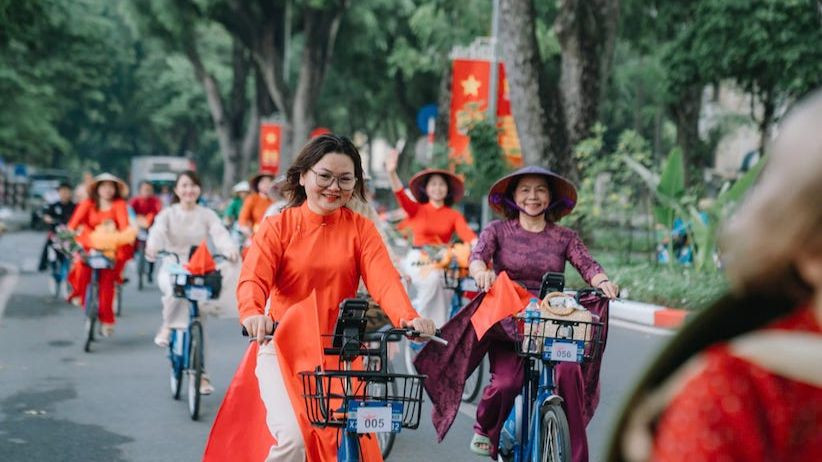 Chương trình đạp xe Áo dài kết nối di sản thu hút sự quan tâm của đông đảo du khách.