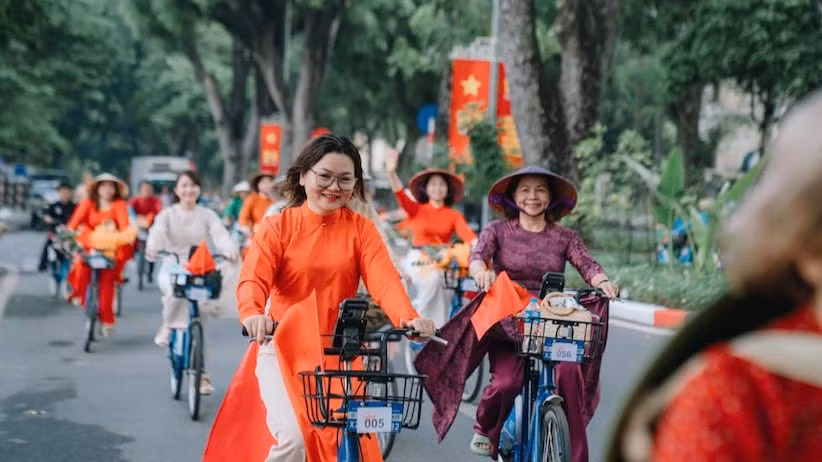 Chương trình đạp xe Áo dài kết nối di sản thu hút sự quan tâm của đông đảo du khách.