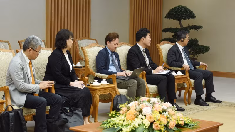 Các thành viên đi cùng ông Takebe Tsutomu tham dự buổi tiếp.